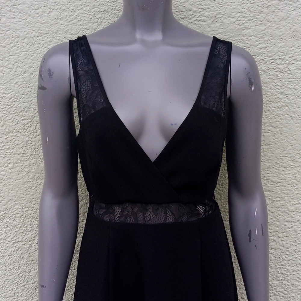 BCBGENERATION LADIES BLACK SLEEVELESS V NECK MINI SKIRT W/ LACED TRIM (VIETNAM)
